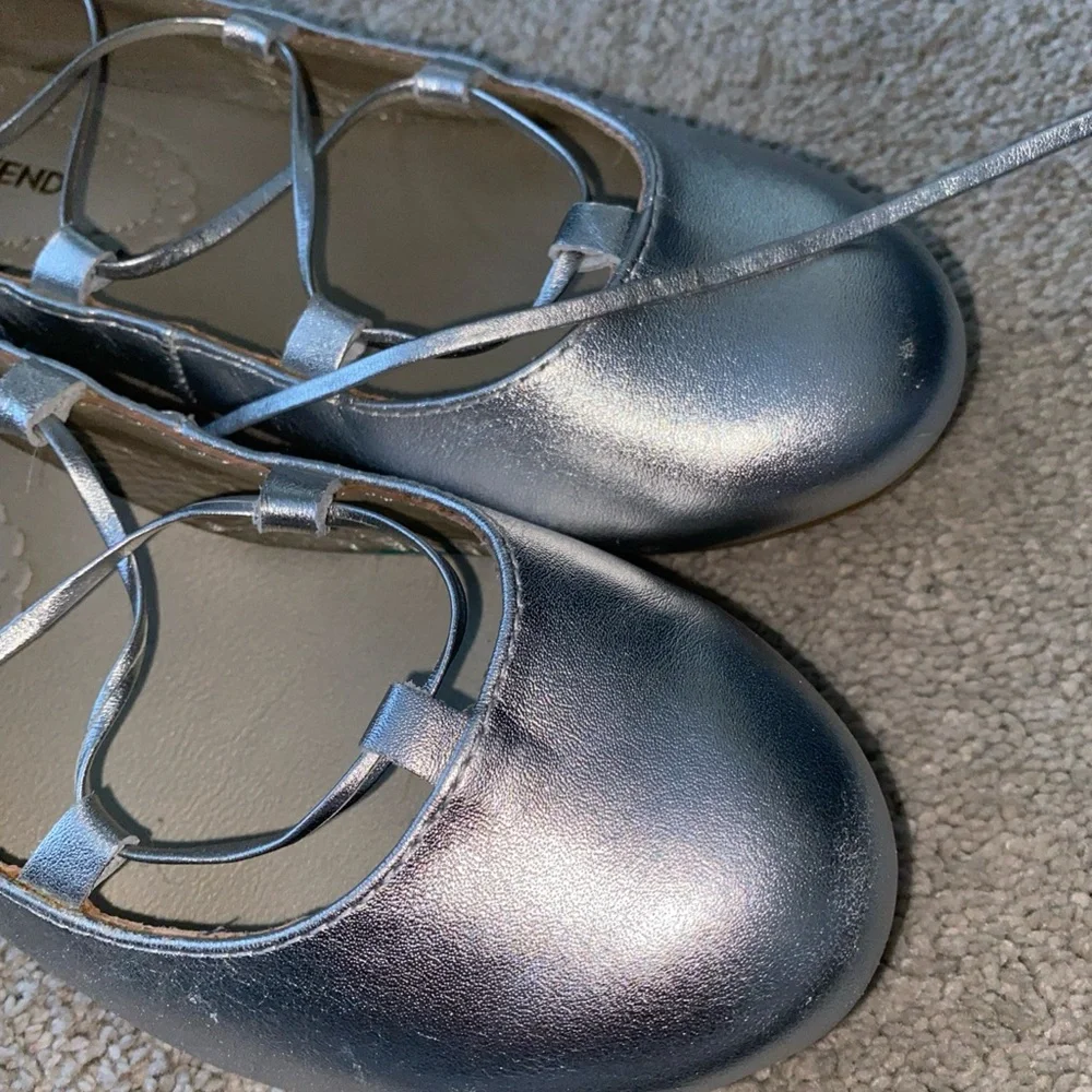 Lands' End kids Girls Size 2 Metallic‎ Silver Ballet Flats lace up - Picture 7 of 13
